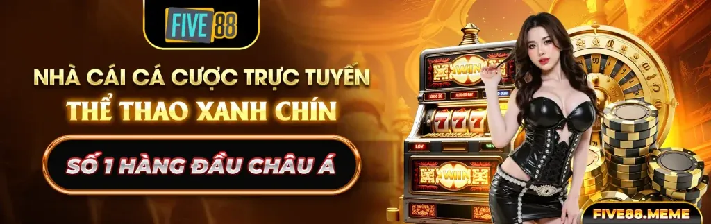 Hình ảnh cận cảnh hai chú gà chọi đang giao đấu quyết liệt trong một trận đá gà trực tiếp tại Campuchia, thể hiện sự gay cấn của trận đấu.